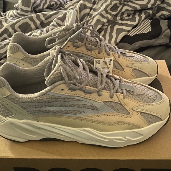 Yeezy Boost 700 V2 - Picture 1 of 7